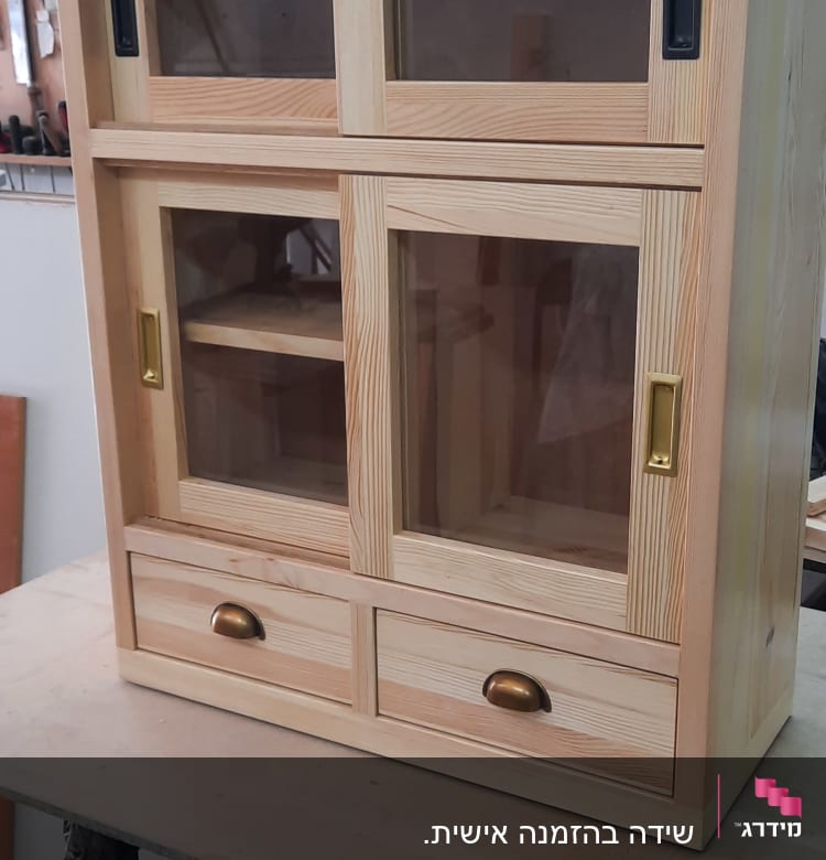 ארון עץ עם דלתות זכוכית ומגירות